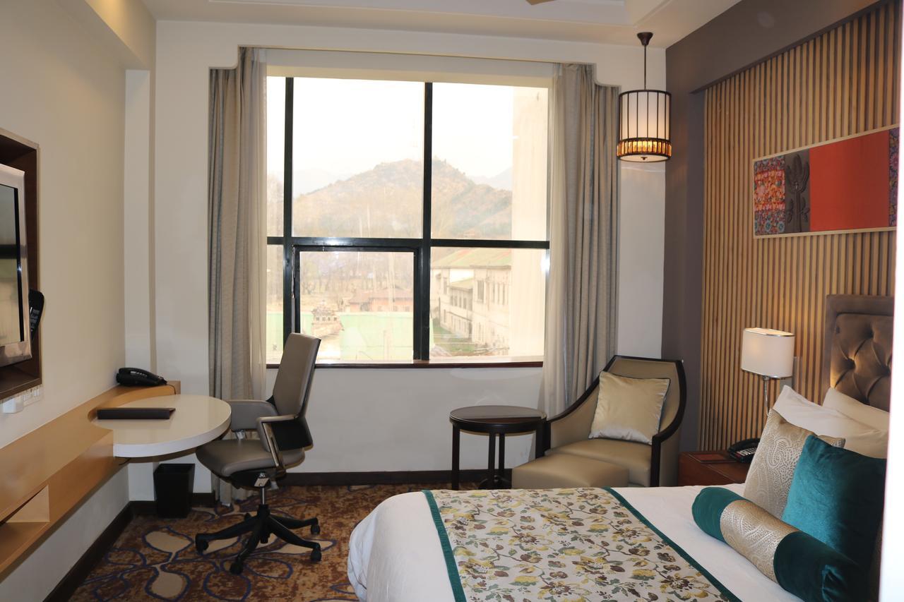 Radisson Srinagar Srīnagar Exterior foto