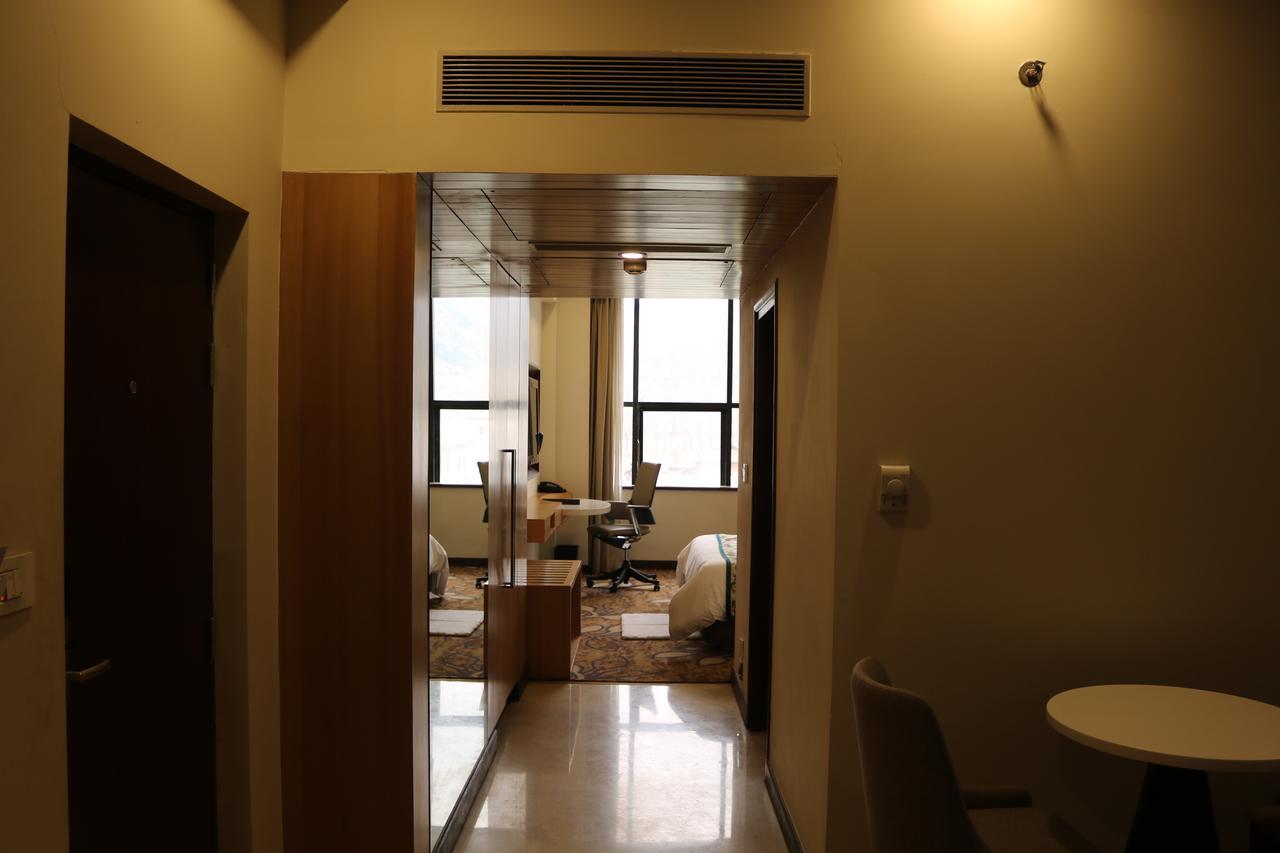 Radisson Srinagar Srīnagar Exterior foto